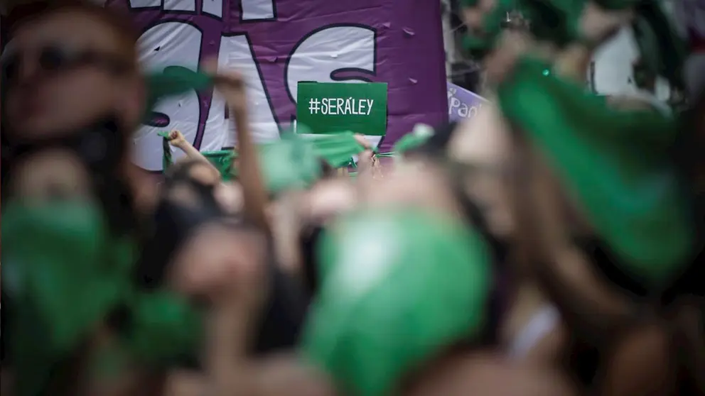 Marcha de pa&ntilde;uelos verdes en Argentina a favor de la ley del aborto. EFE