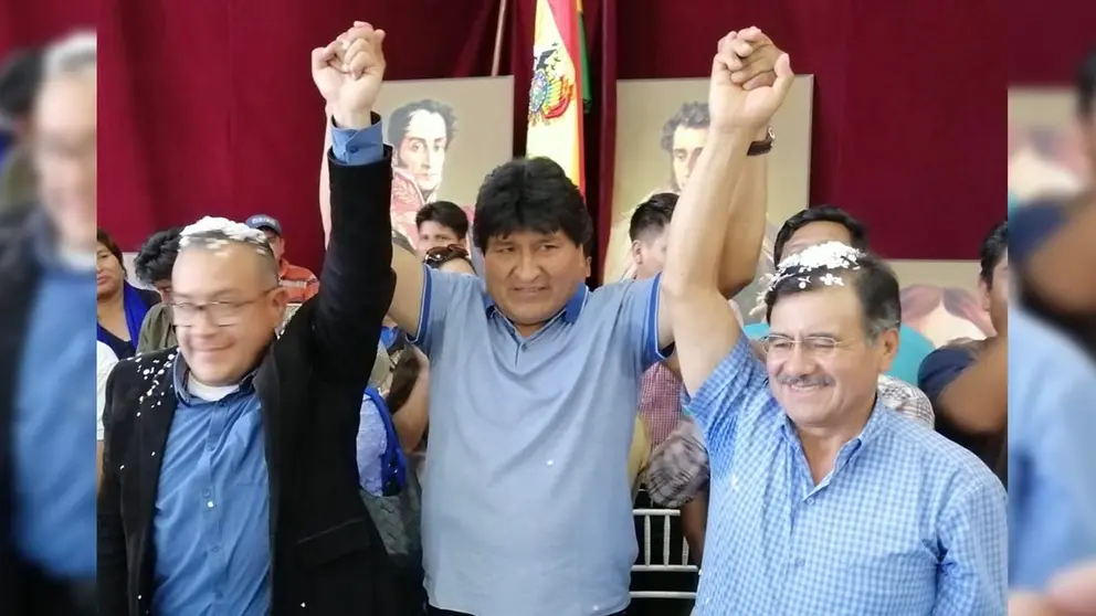 El jefe de campa&ntilde;a del Movimiento Al Socialismo, Evo Morales junto a los candidatos confirmados para la Alcaldia y Gobernaci&oacute;n, Nelson Cox y Humberto Sanchez. Ricardo Cruz
