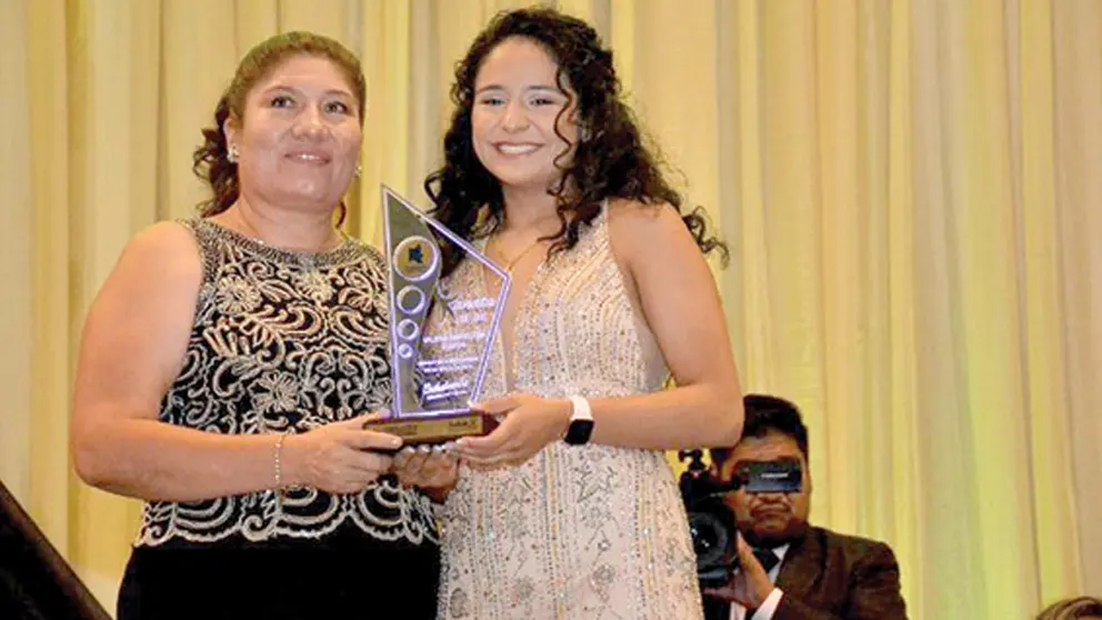 Valeria Centellas (d), con el premio Kanata de Oro 2019, junto a la Gobernadora Esther Soria. GADC
