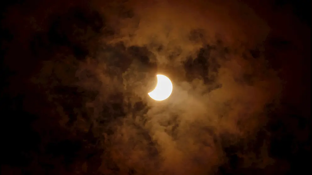 El eclipse solar, que oscurecer&aacute; varios pa&iacute;ses de Suram&eacute;rica este lunes, alcanz&oacute; tierra en Chile a las 11.40 hora local (14.40 GMT) y se contemplar&aacute; en su totalidad en menos de dos horas en la zona sur del pa&iacute;s, para luego avanzar hacia Argentina. EFE