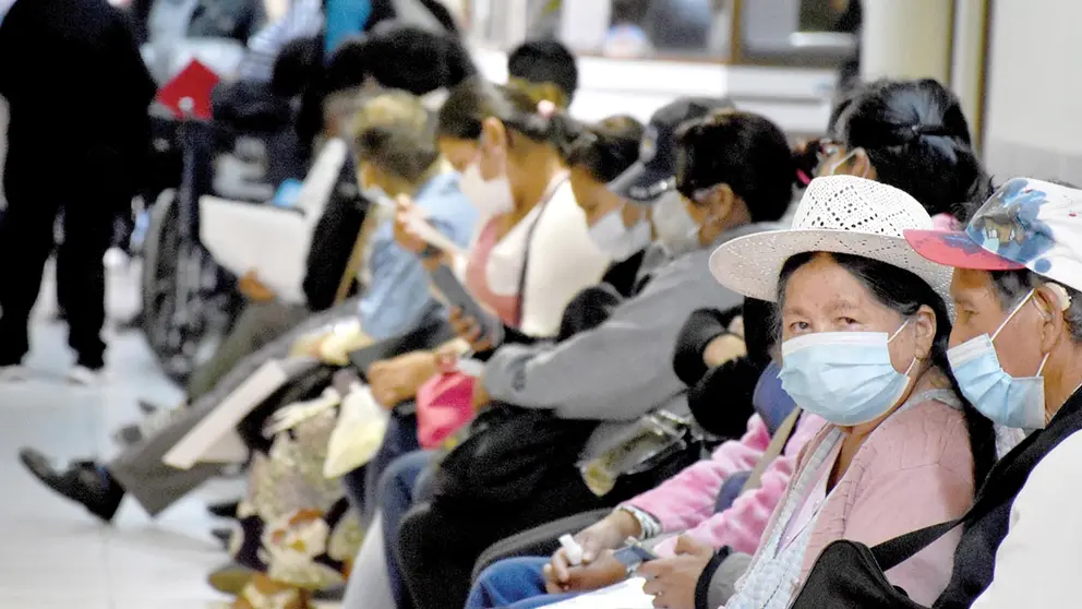 Un grupo de personas aguarda atención médica en un hospital público de Cochabamba.Dico SolÍs