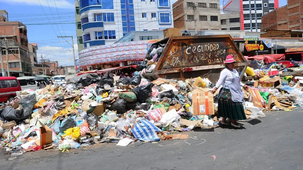 Basura acumulada cerca del mercado La Pampa. NO&Eacute; PORTUGAL