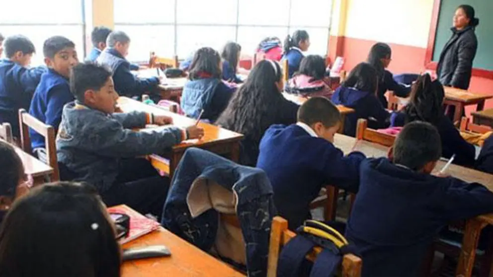 Escolares pasando clases. Urgente