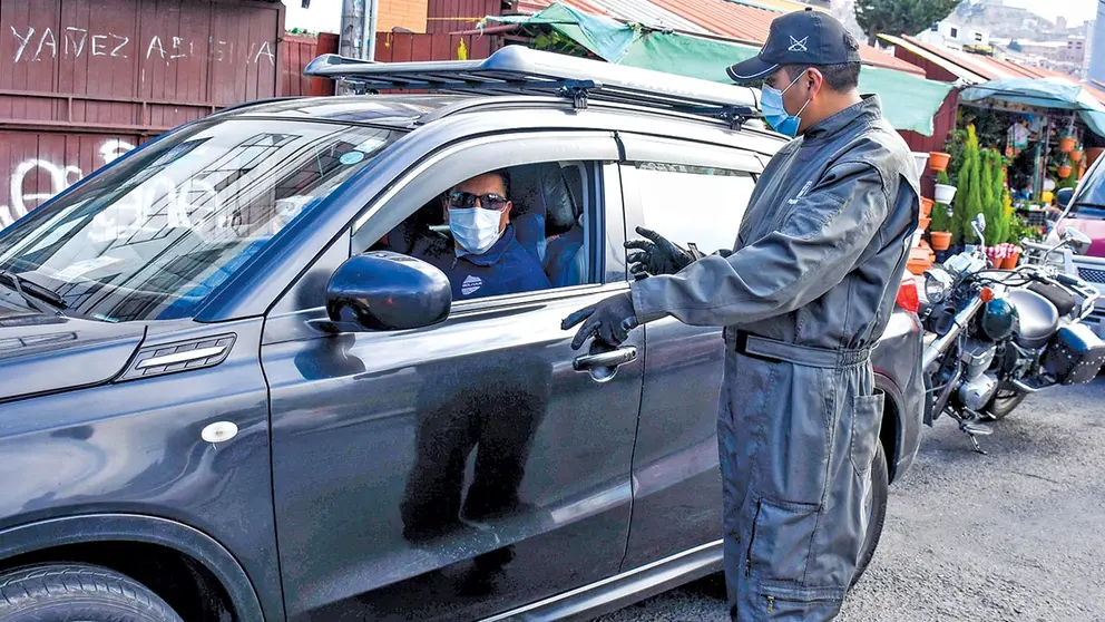 Un policía junto a un vehículo que pasó por la inspección técnica vehicular. APG