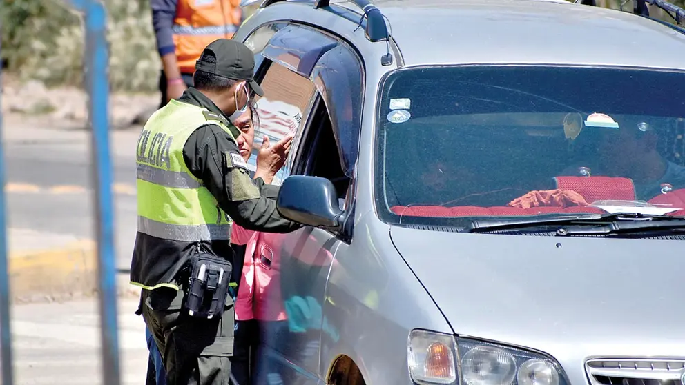 Un policía en el controlde la cuarentena. DICO SOLÍS