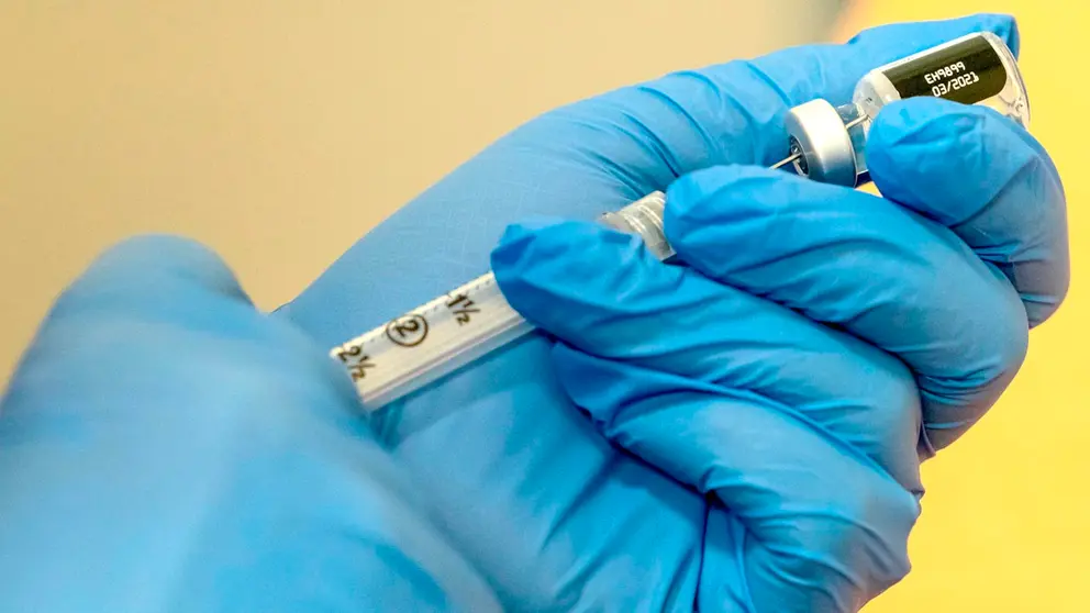 Vista de la preparación de una vacuna de Pfizer-BioTech contra el coronavirus. EFE