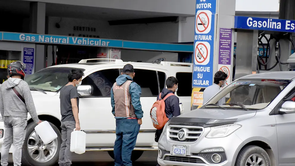  Filas de vehículos en una estación de servicio. ARCHIVO