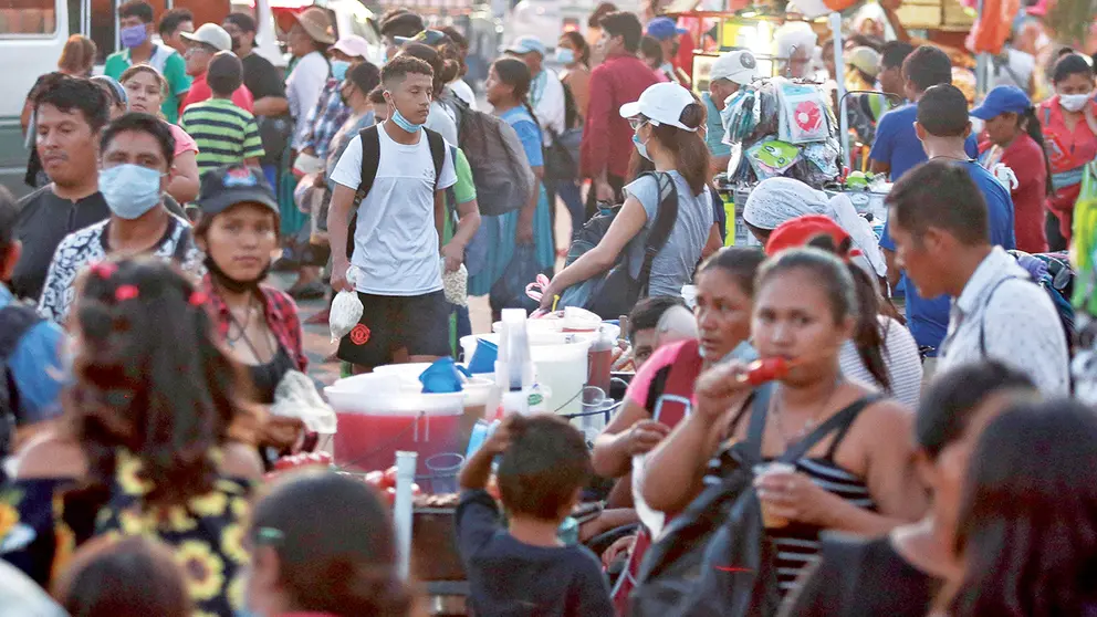 Personas aglomeradas en un mercado en Santa Cruz.  APG