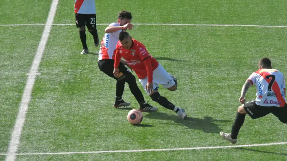 Christian &ldquo;Pochi&rdquo; Chavez de Wilstermann intentando regatear a los mediocampistas de Always Ready en el Estadio Municipal de El Alto. APG