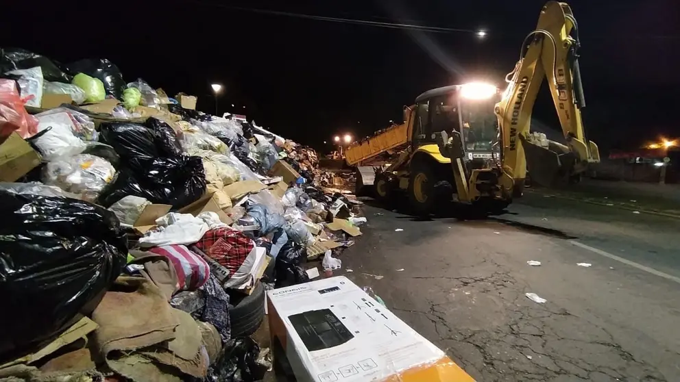 Funcionarios recogen basura de los centros de abasto. FOTO- Alcaldía de Cochabamba