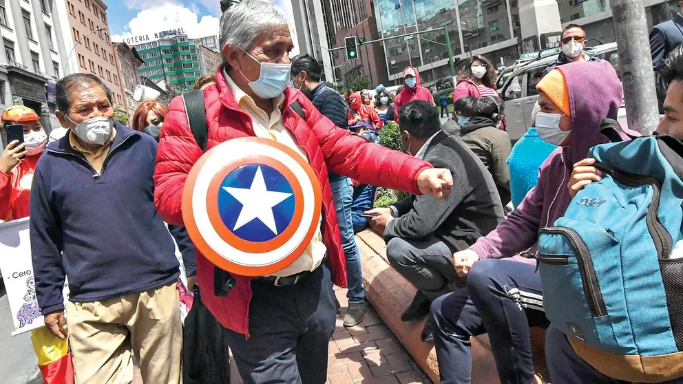 Arias se paseó por la Sede de Gobierno con un grupo de personas disfrazado como Los Vengadores y con un escudo del capitán América