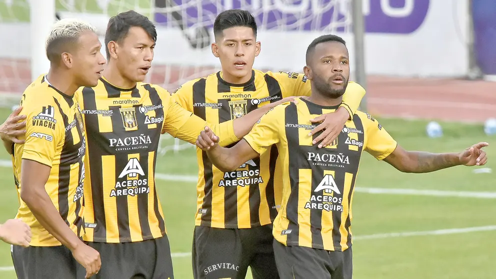 Los jugadores de The Strongest celebran un gol en el torneo Apertura. APG