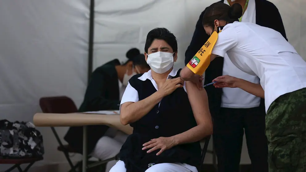 Personal m&eacute;dico recibe hoy la vacuna de Pfizer contra la COVID-19, en Ciudad de M&eacute;xico. EFE