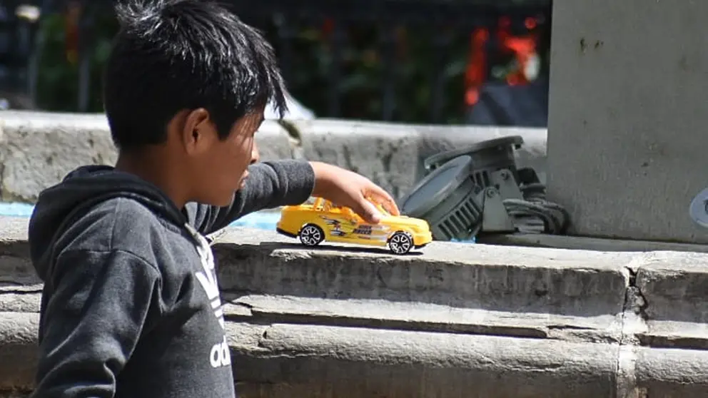 Un ni&ntilde;o juega con un auto en la plaza 14 de Septiembre, de Cochabamba, Dico Sol&iacute;s