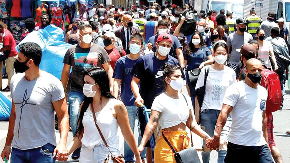 Decenas de personas caminan en una concurrida vía comercial en el centro de Sao Paulo, Brasil. EFE