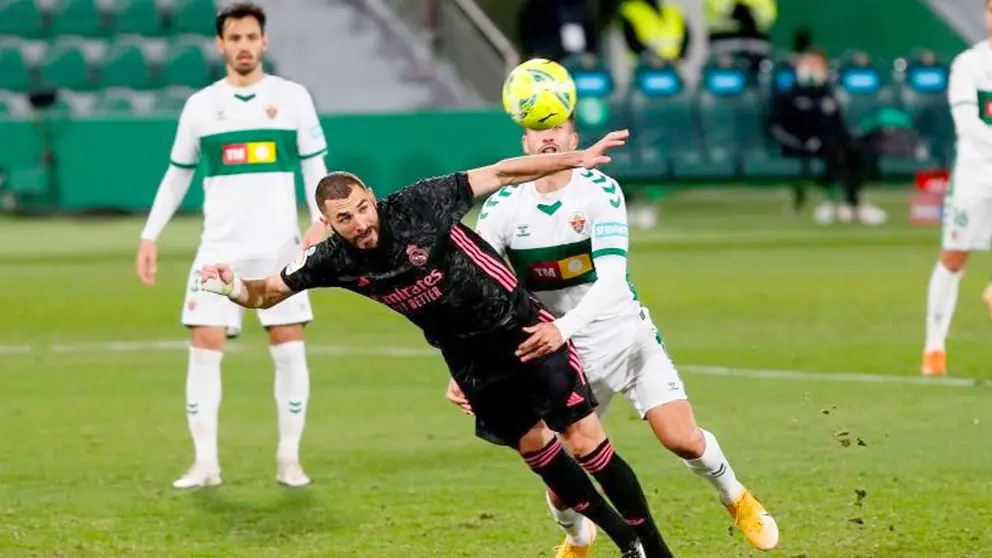 El delantero Karim Benzema del Real Madrid en una de jugadas . EFE