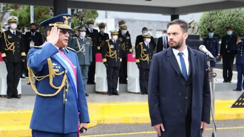 El comandante en jefe de las Fuerzas Armadas, C&eacute;sar Mois&eacute;s Vallejos Rocha, junto al Ministro de Defensa (i), Carlos del Castillo. (Cortes&iacute;a OX&Iacute;GENO)