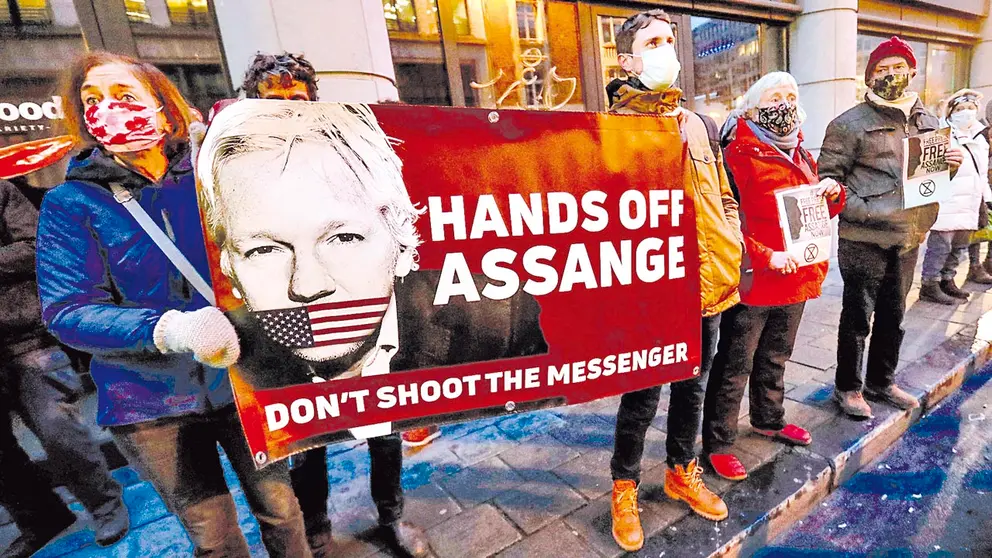 Un grupo de personas se manifiesta a favor de Assange. EFE
