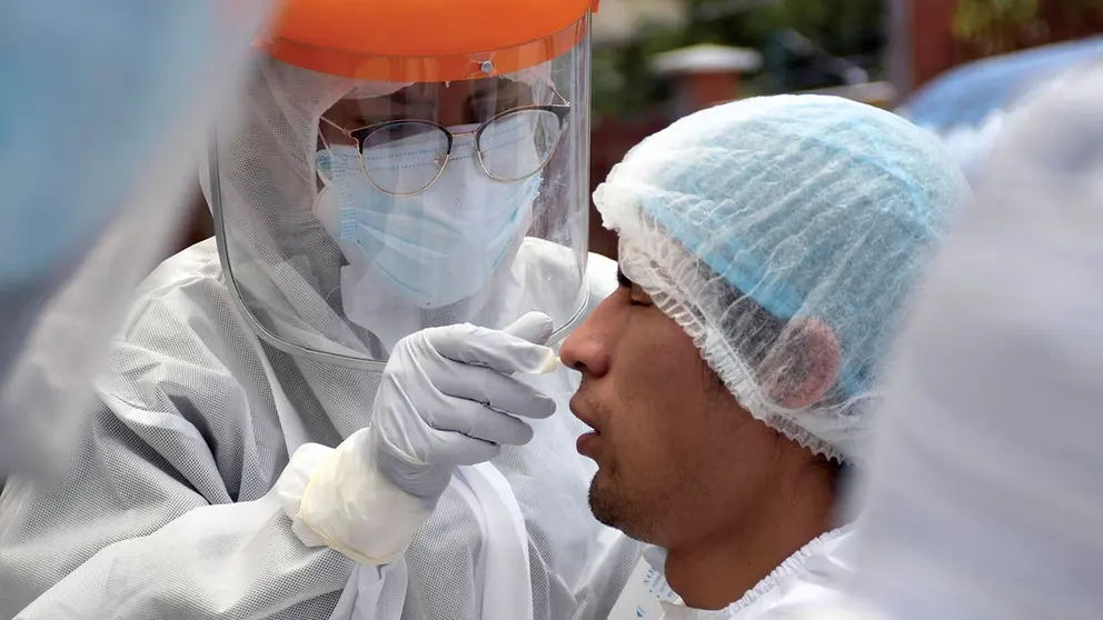 Personal médico se somete a la prueba antígeno nasal en La Paz. APG