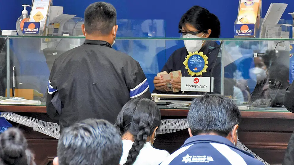 Una persona recibe atención en la caja de BancoSol en Cochabamba. DICO SOLÍS