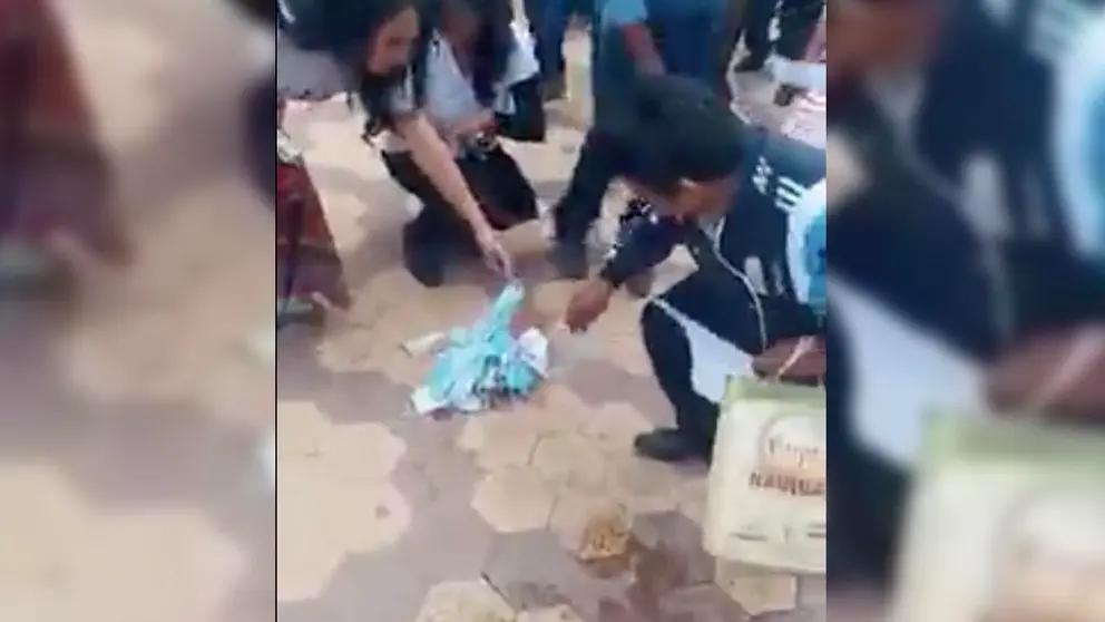 Personas queman barbijos en Quillacollo. Captura video