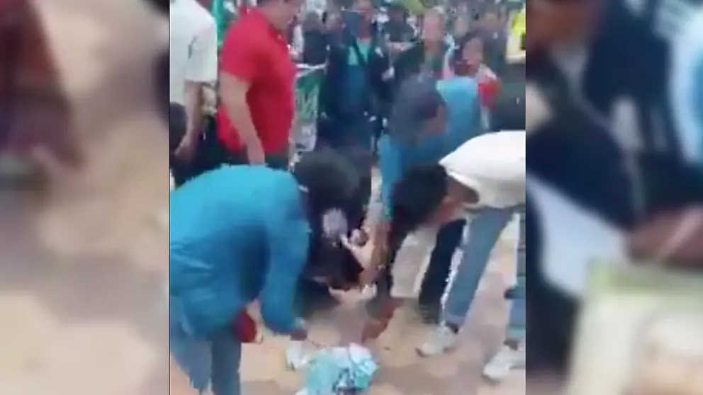 Imagen de video muestra a un grupo de personas quemando barbijos en Quillacollo.