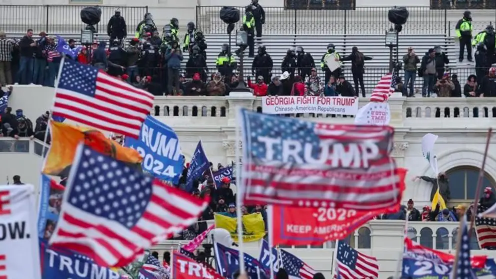 Seguidores del presidente de EE.UU., Donald Trump, irrumpen en el Capitolio, sede del Congreso estadounidense, en Washington. EFE
