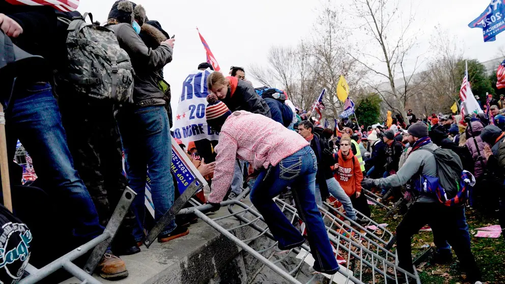 Seguidores de Donald Trump irrumpen durante unas protestas en los terrenos del Capitolio de los Estados Unidos. EFE