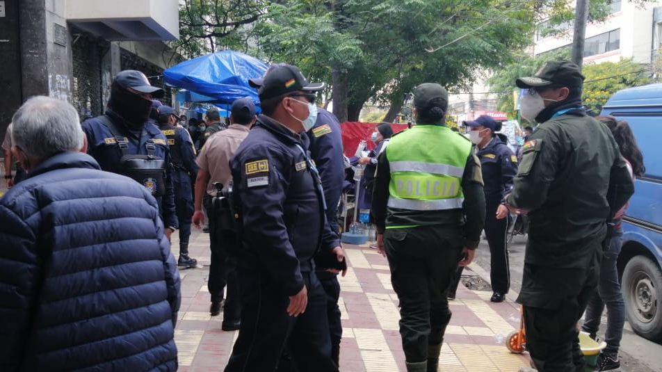 Polic&iacute;a e Intendencia controlan el uso de barbijo en las calles cochabambinas. GAMC