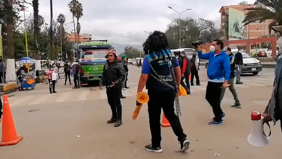 Un zombie realiza un sketch con un ciudadano para concientizar sobre el uso de barbijo. Captura Alcald&iacute;a de Quillacollo