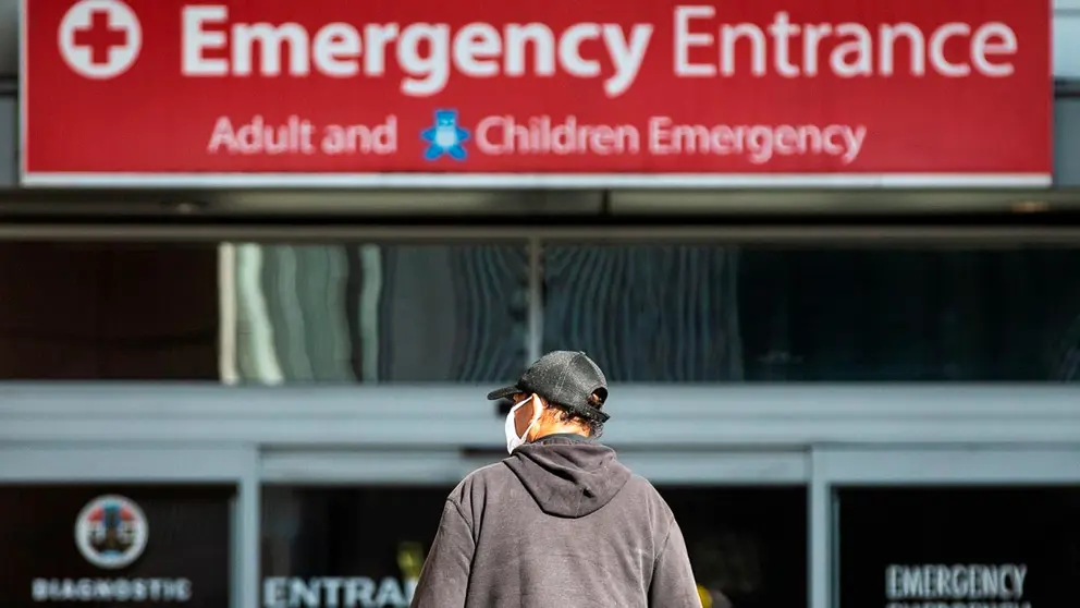 Un paciente camina delante de la entrada de un hospital en Los Ángeles, Estados Unidos. EFE.