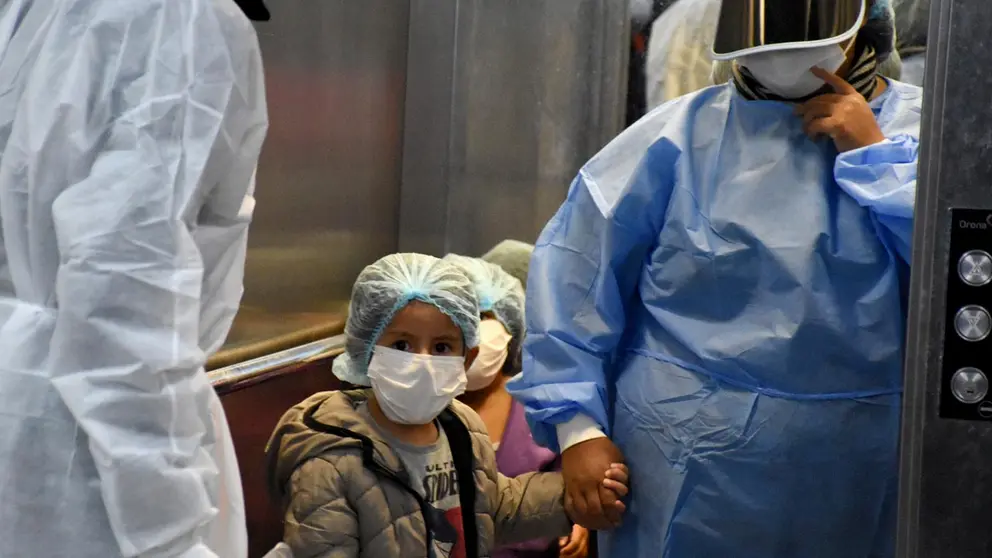 Personal m&eacute;dico toma de la mano a una ni&ntilde;a que es dada de alta, luego vencer el coronavirus. Dico Sol&iacute;s