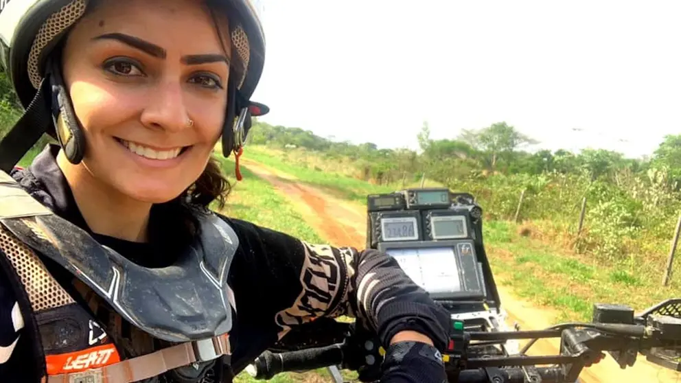 La piloto boliviana Suany Martínez, junto a su motorizado. SOMOS DAKAR