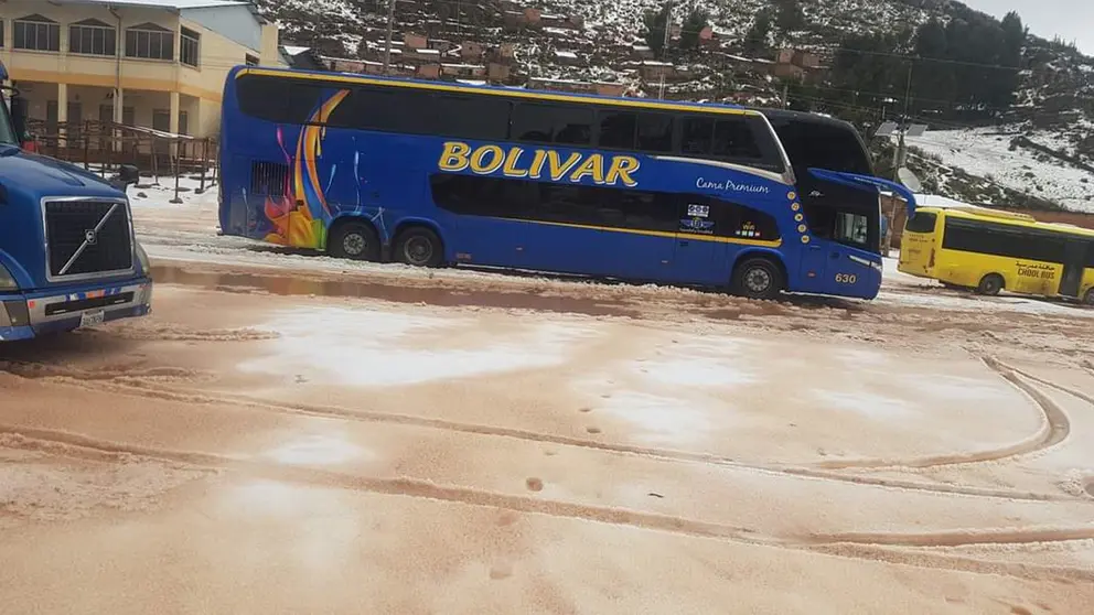 Las flotas que quedaron vardas por algunas horas en Pongo. carretera entre Cochabamba y el occidente. ANACLETO MOLLO-radio Andina