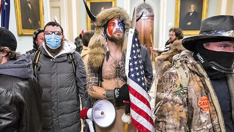 Seguidores de Donald Trump  mientras irrumpen en el Capitolio de los Estados Unidos durante unas protestas, la semana pasada.  EFE