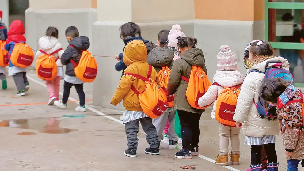 Alumnos de la Escola Sagrat Cor de Barcelona se dirigen a sus clases, aplicando todas las medidas de bioseguridad. EFE