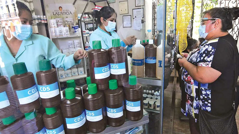 Una mujer paga por la compra de productos en la Farmacia Boliviana. NOÉ PORTUGAL