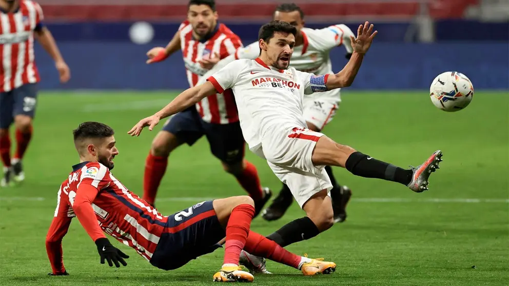  El defensa del Sevilla FC Jesús Navas (d) lucha con el belga Yannick Carrasco, del Atlético de Madrid, durante el partido aplazado de la primera jornada de Liga en Primera División que Atlético de Madrid y Sevilla FC. EFE