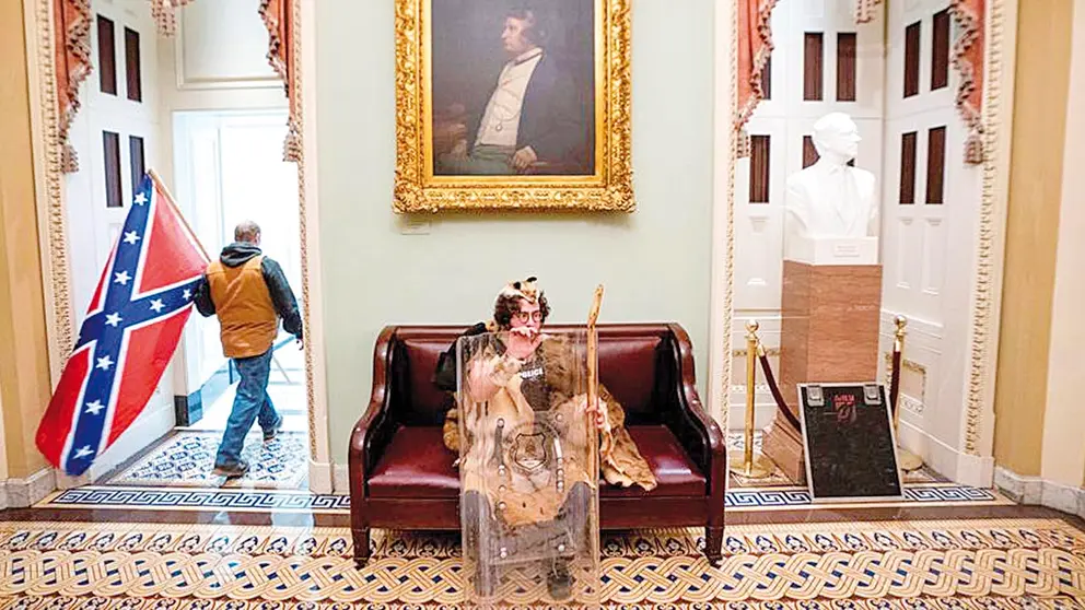 Un activista vistiendo pieles, un chaleco antibalas de la Policía y portando un escudo de los antidisturbios en el asalto al Capitolio en Washington. EFE