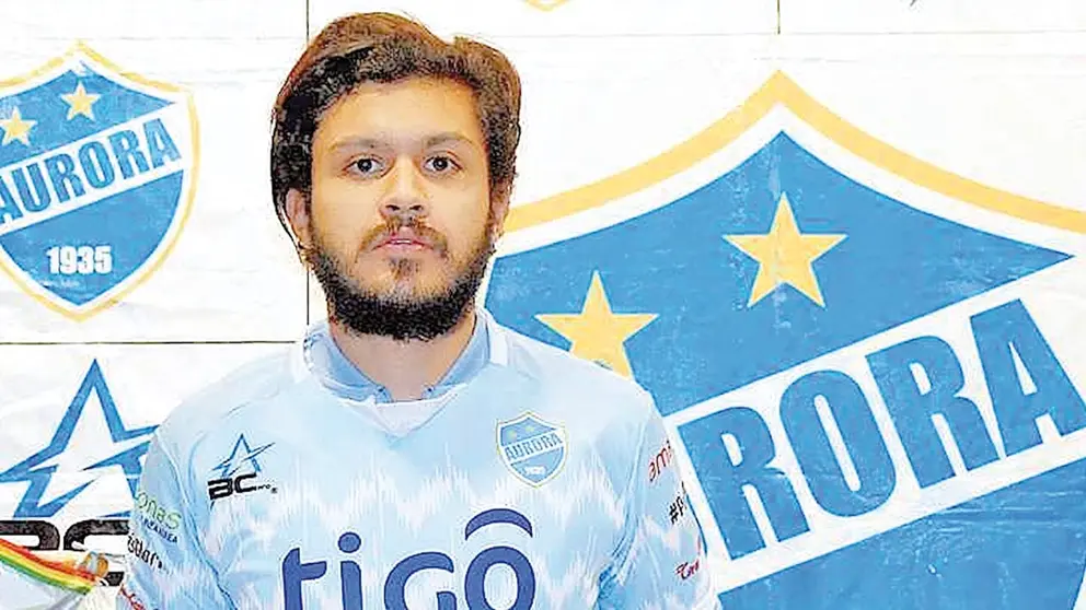 Adriel Fernández con la polera de Aurora. APG
