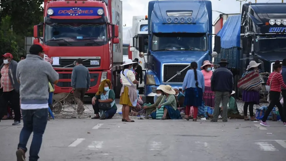 Padres de familia de Vinto bloquean la carretera hacia Oruro. Dico Sol&iacute;s