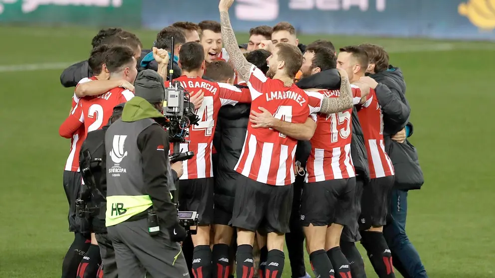 Los jugadores del Athletic Club celebran la victoria frente al Real Madrid al finalizar la segunda semifinal de la Supercopa de España. EFE