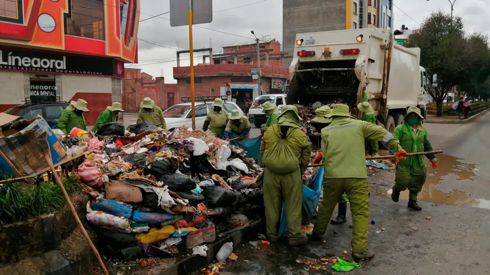 Personal de la Alcald&iacute;a de El Alto levanta los desechos de las calles. CR&Eacute;DITO: Peter Luna.