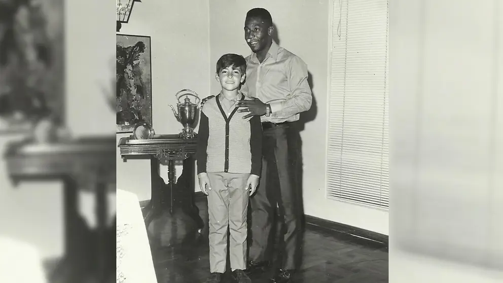 Gonzalo Lema, cuando ten&iacute;a 12 a&ntilde;os, junto a Pel&eacute;, en 1971. Cortes&iacute;a