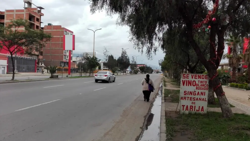 Calles y avenidas de Colcapirhua con poca circulaci&oacute;n de personas y veh&iacute;culos. Jorge Fernandez
