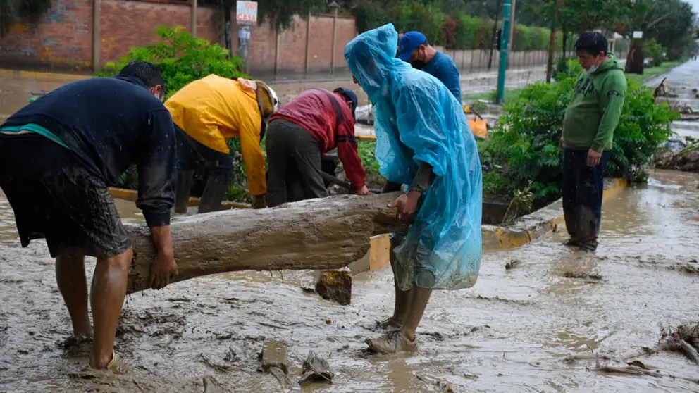 Vecinos intentan contener el crecimiento del agua. Dico Sol&iacute;s