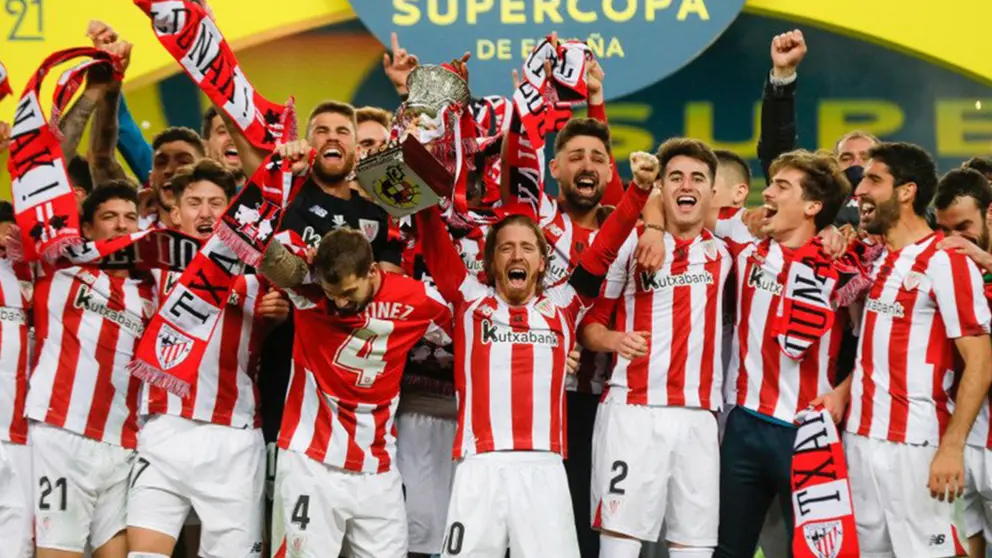 El Athletic de Bilbao festeja la victoria de la Supercopa española frente al Barcelona. EFE