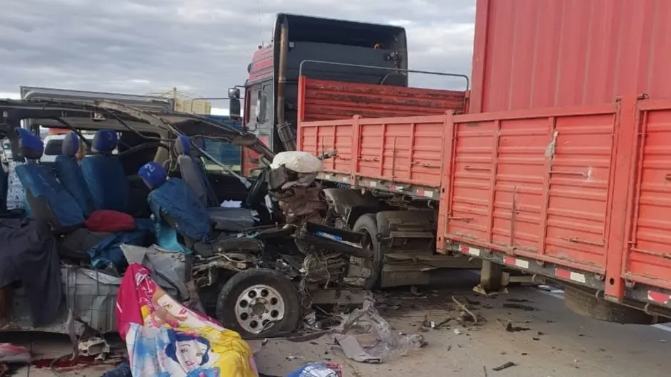 Los motorizados, totalmente da&ntilde;ados tras el impacto. Urgente.bo