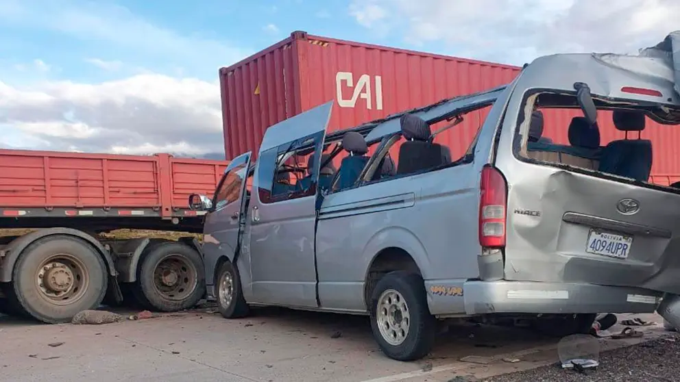 Fotografía muestra un accidente donde murieron cuatro venezolanos hoy, en la región andina de Oruro, localidad de Pisiga. EFE