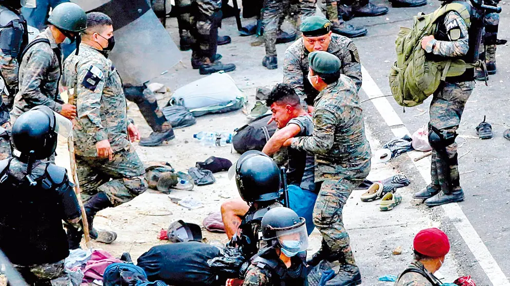 Soldados guatemaltecos arrastran a un hombre luego de golpear a migrantes  hondureños. EFE